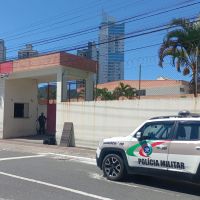 Homem espera ex na porta de escola