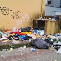 Lixo na calçada revolta moradores da Fazenda