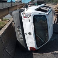 Motorista capota carro roubado na ponte