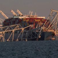 Navio tava sem luz quando bateu em ponte