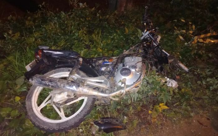 Moto que o jovem de 17 anos pilotava tinha placas de Itajaí (Foto: Divulgação)