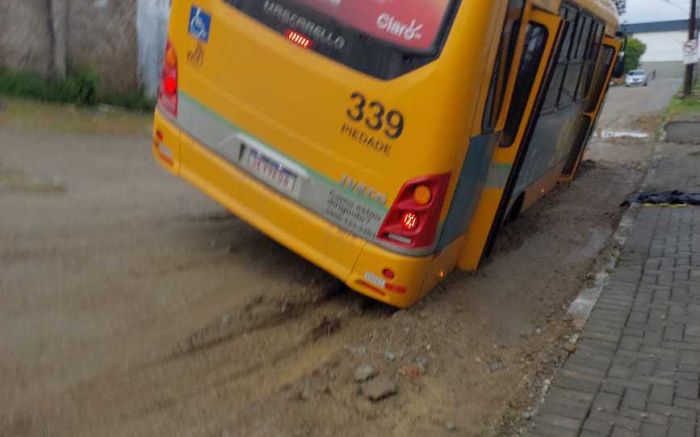 Motorista tentou passar por uma rua bloqueada
 (Foto: Leitor)