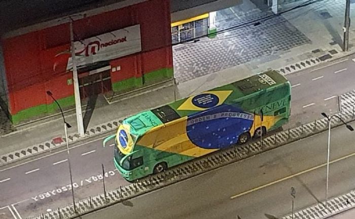 Profissional flagrou ônibus “patriota” estacionado em local irregular e virou alvo do dono da Havan nas redes sociais
(Foto: Eduardo Matysiak)