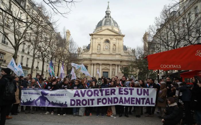 O direito deve ser promulgado por Macron no Dia Internacional da Mulher (Foto: Reprodução)