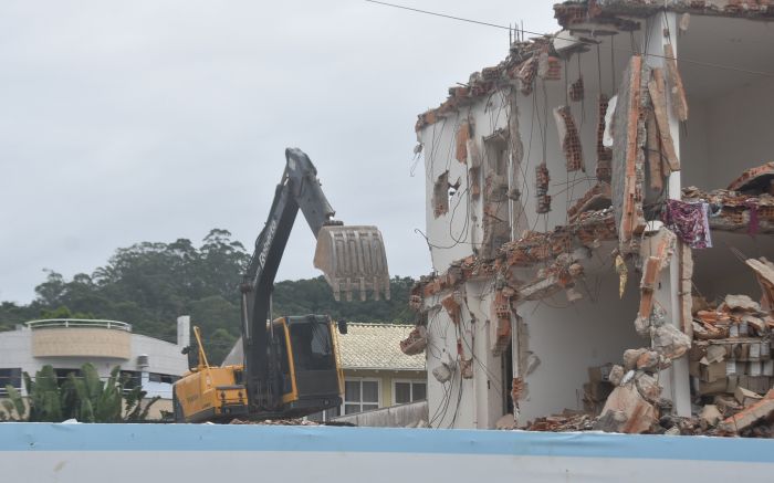 Vizinhos esperavam que demolição não fosse feita com máquinas pesadas
(fotos João Batista)