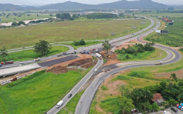 Trânsito está sendo desviado pra alças novas
 (Foto: Divulgação)