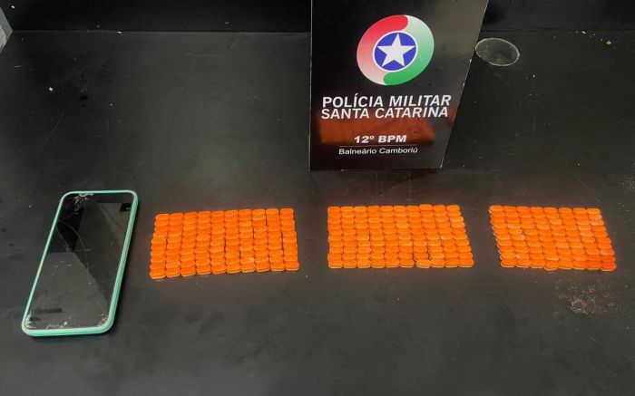 Passageiro de táxi é preso com quase 300 comprimidos de ecstasy (Foto: Divulgação/Polícia Militar)