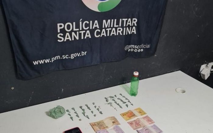 Cão farejador encontrou droga escondida num pneu (Foto: Divulgação PMSC)