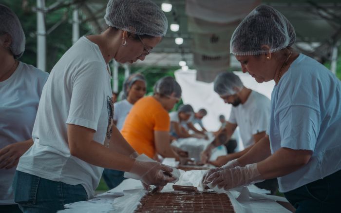 Foi necessária meia tonelada de chocolate para a produção do doce 
  (Foto: Divulgação/Prefeitura de Timbó)