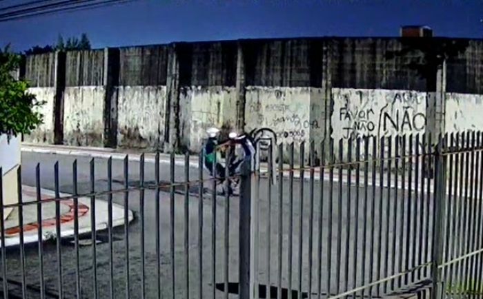 Motociclistas empinando motos, carros em alta velocidade e risco de acidentes viraram rotina na rua Jovito Anacleto 
(Foto: Reprodução)