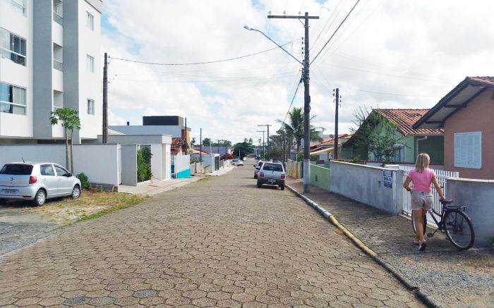 Rua Paulo da Silveira, que teria doações de móveis no bairro Icaraí: veio gente até de outras cidades. / Juvan Neto. 