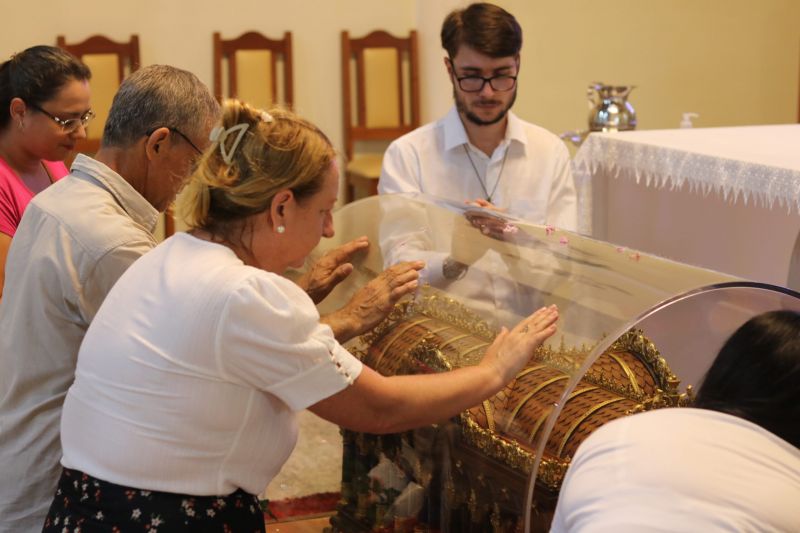 Rosas marcam a passagem das relíquias pelas paróquias. 