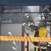 Imóvel incendiado pode desabar