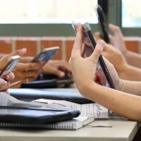 Qual sua opinião sobre o uso de celular na escola?