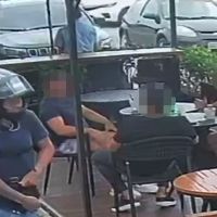Assaltante invade restaurante na orla da Brava e rouba dois Rolex; veja o vídeo  
