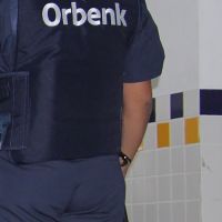 Assaltante invade estacionamento de creche pra roubar arma de vigilante  