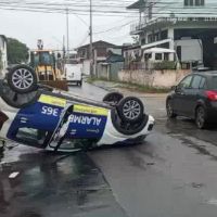 Carro de empresa de segurança capota em Cordeiros  