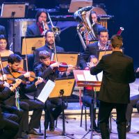 Orquestra filarmônica faz show gratuito em Itajaí