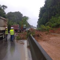 BR 101 segue totalmente fechada no Morro dos Cavalos  