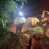 Defesa Civil está de prontidão depois de estrada do Caetés ter sofrido um deslizamento de pedra gigante 