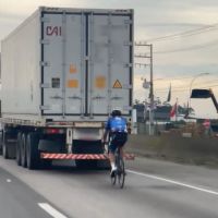 Vídeo: Ciclista é flagrado “pegando carona” em caminhão na BR 101