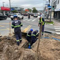 Obra na 4ª avenida corta abastecimento e interdita trânsito