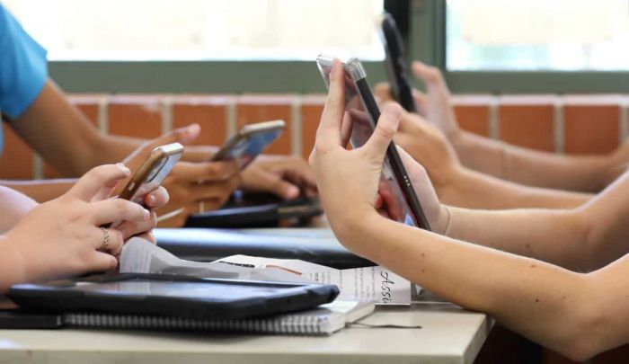 Qual sua opinião sobre o uso de celular na escola?
 (Foto: Shutterstock)