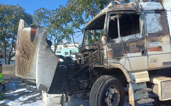 Chamas foram controladas pelos bombeiros 
(Foto: Divulgação PRF)