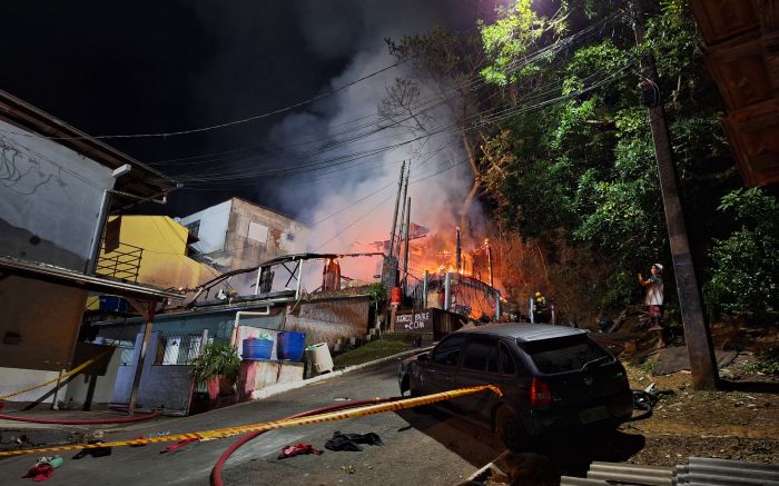 Casa onde eles moravam no bairro das Nações foi destruída pelas chamas
(Foto: Divulgação)