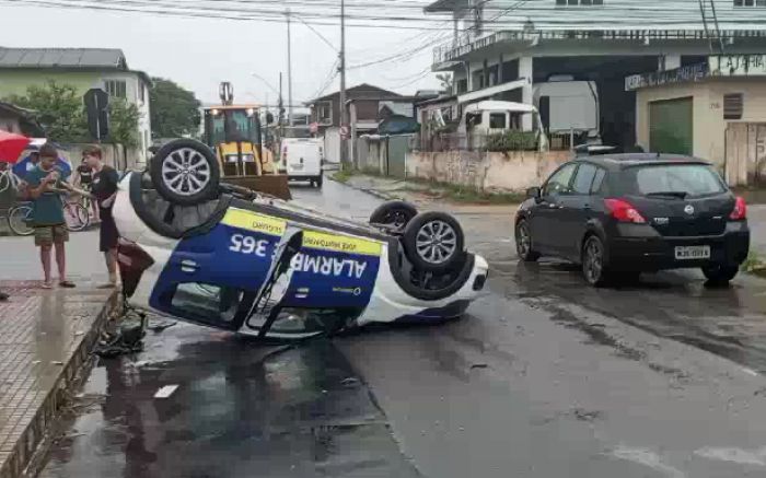 Acidente foi na rua Telêmaco de Oliveira (Foto: Reprodução)