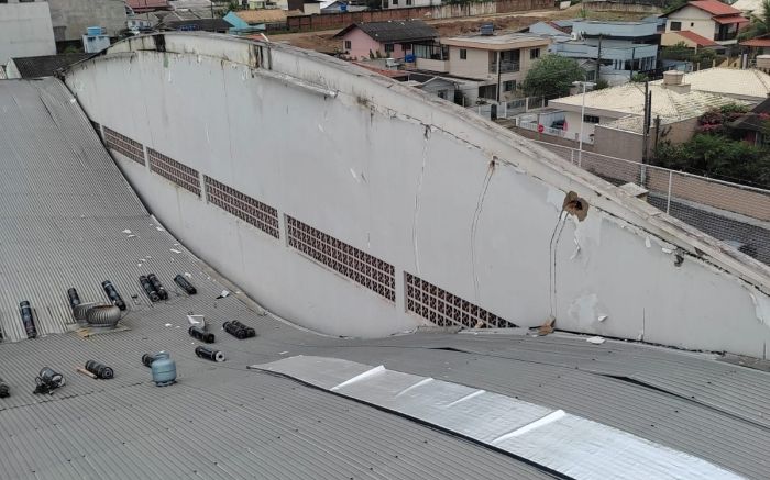 Manta pra impermeabilizar o telhado era pesada e estrutura do ginásio velho ruiu
(Foto: Divulgação/Leitor)