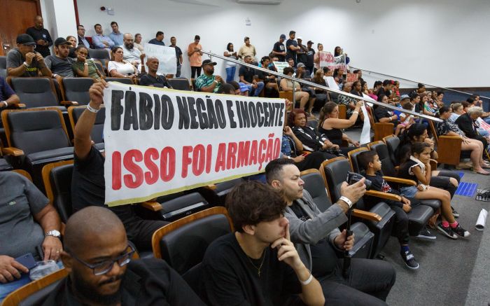 Cartazes em defesa de Fábio durante a sessão
(foto: Davi Spuldaro)