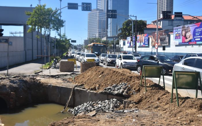 Esquina da Marcos Konder com rua Silva tem bloqueio pra obra de macrodrenagem (Foto: João Batista)