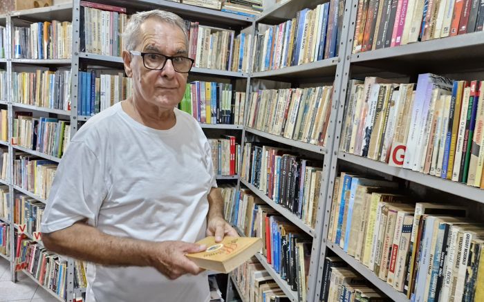 Amor aos livros: Professora e bancário aposentado mantiveram a loja aberta mesmo operando no vermelho