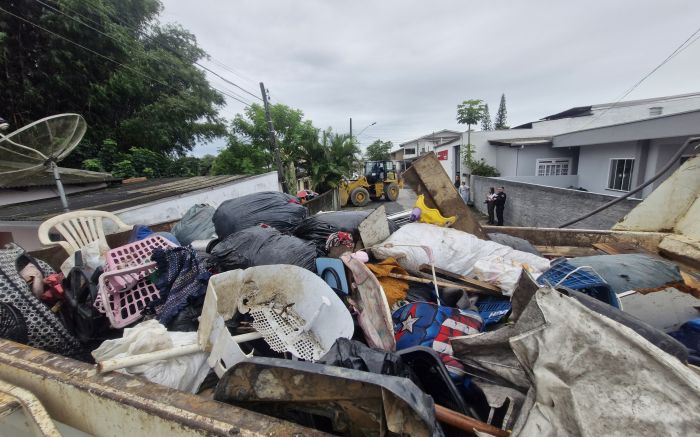 A prefeitura pede ajuda da comunidade para eliminar água parada e combater a dengue

(Foto: Marcos Porto)