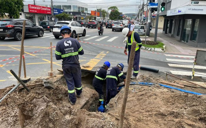 Trânsito da rua 904 está com uma pista interditada na altura da 4ª avenida (Foto: Divulgação)