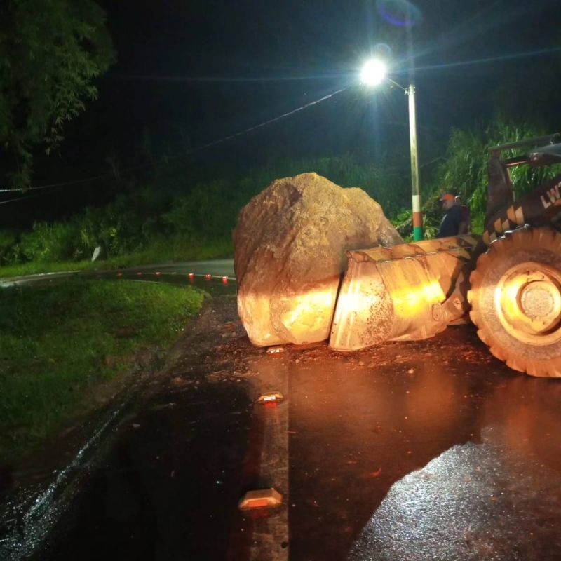 Máquinas retiraram pedra da rua (foto: divulgação)