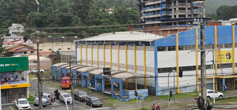 Manta asfáltica era pra acabar com as goteiras (foto: DIVULGAÇÃO CBMSC)