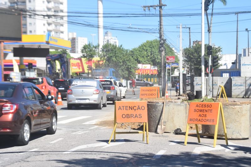 Desvios marcam o trânsito da região da rua Silva e início da Marcos Konder