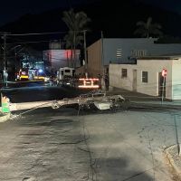 Carreta derruba poste e arranca fiação no Monte Alegre