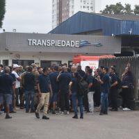 Funcionários com salários atrasados param serviço de ônibus em Itajaí