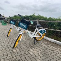 Bikes elétricas estão disponíveis para locação na orla da Brava