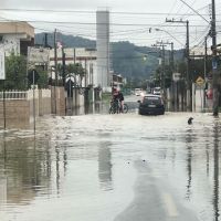 Itajaí tem alagamentos em ruas do bairro Cordeiros  