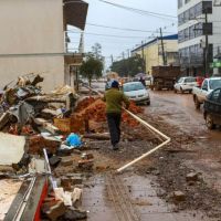 Em meio ao lixo das chuvas no Rio Grande do Sul, catadores não conseguem trabalhar