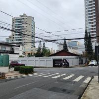 Fiação caída está enroscando nos carros em cruzamento da rua Camboriú