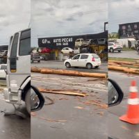 Toras de madeira caem na pista e causam filas em Itajaí