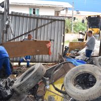 Agentes entram à força em galpão com criadouros do mosquito da dengue  