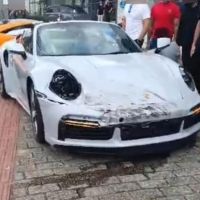 Porsche acerta dois carros estacionados