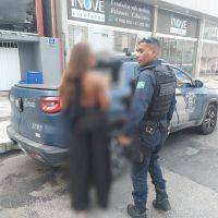 Compra de carro acaba em caso de polícia depois de mulher de lingerie ser agredida 