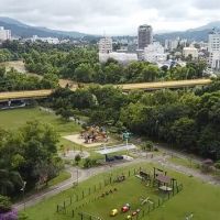 Ex-presidiário arrasta e violenta mulher em mata 